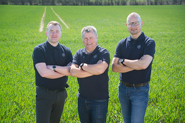 Christian, Klaus og Jens-Richardt står i en mark